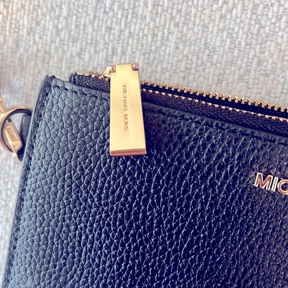 ❌SOLD!!❌Michael Kors wristlet - Picture 7 of 9